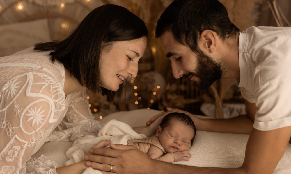 Photographe nouveau-né à Caen – bébé endormi photographié dans un décor bohème aux tons naturels