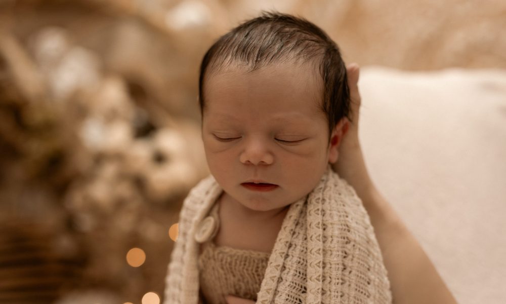 Photographe nouveau-né Caen – bébé endormi dans un décor doux et naturel