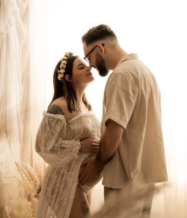 Photographe grossesse à Caen – femme enceinte photographiée en studio bohème à la lumière naturelle