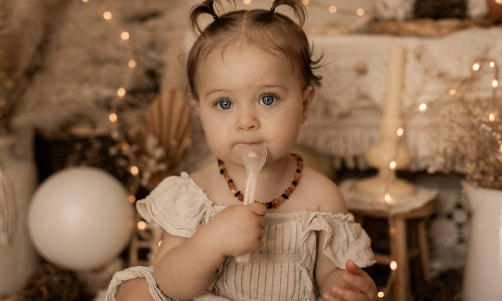 Séance smash the cake à Caen – bébé célébrant son premier anniversaire dans un décor bohème