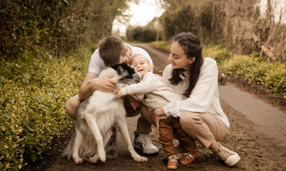 Photographe famille en Normandie – parents et enfant dans une ambiance douce et chaleureuse